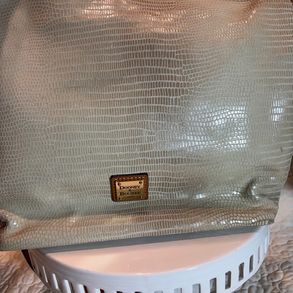 Dooney & Bourke Lizard Textured Cream Shoulder Bag J12000963